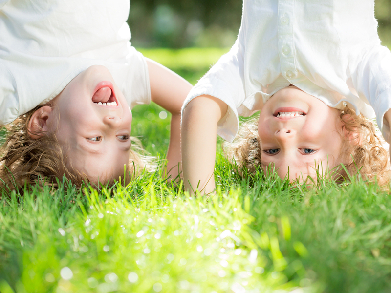 Djeca u igri na livadi